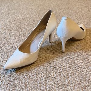 Alfani Step N Flex White pointed toe heel